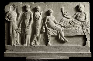 Græsk kunst: lavt votiv marmorrelief dedikeret til Dionysos Bacchus af komikere, Det repræsenterer "The Bacchantes"" af Euripides - 410 f.Kr. - Athen, nationalt arkæologisk museum - Bacchae (fra Euripides