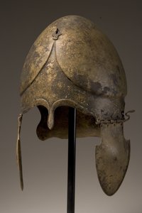 Hjelm med fallisk applikation, kalkidisk, 5.-4. århundrede f.Kr. (bronze) (se også 249031 og 35)