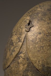 Hjelm med fallisk applikation, kalkidisk, 5.-4. århundrede f.Kr. bronzedetalje af 249035