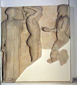 Metope X fra Zeus-templet skildrer Herkules, der modtager Hesperidernes gyldne æbler fra Atlas hånd, mens Minerva hviler en pude på hans hoved (marmor)