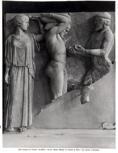 Metope X fra Zeus-templet skildrer Herkules, der modtager Hesperidernes gyldne æbler fra Atlas hånd, mens Minerva hviler en pude på sit hoved (marmor) (s/h foto) af Greek