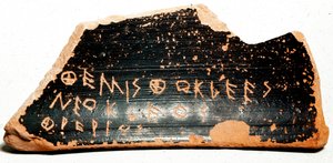 Ostrakon (eller ostracon) (flertal: ostraca eller ostraka), keramikskår, der tjener som stemmesedler under udstødelsesprocedurer i det antikke Grækenland. 480 f.Kr. Athen. Agora museum. af Greek