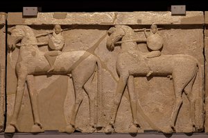 Poros stenfrise, der forestiller en procession af ryttere. 7. århundrede f.Kr af Greek