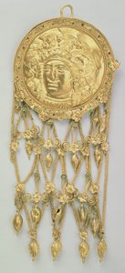 Vedhæng med hovedet af Athena Parthenos (guld og emalje) af Greek School