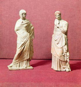 To statuer af stående kvinder, fra Tanagra, ca. 350 f.Kr