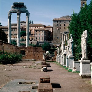 Forum Romanum: statuer af vestaler. House of Vestals (House of Vestals eller Atrium Vestae). Til venstre, det græske Tempel af Dioscures (eller Tempel for Castor og Pollux) (5. århundrede f.Kr.). Rom
