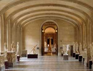 Udsigt over Daru-rummet på Louvre-museet: stykker af græsk og romersk antikvitet fra Borghese-samlingen. Paris