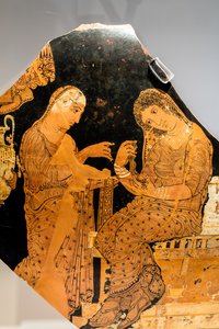 Elektra og en tjenestepige ved Agamemnons grav (keramik med gule og hvide highlights) af Greek School