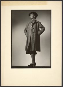 [Kvinde modellerer frakke]