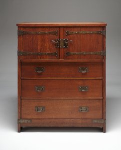 Linned bryst af Gustav Stickley