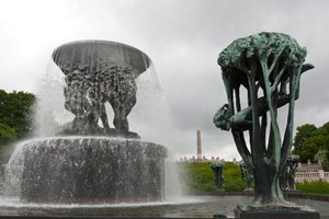 Springvand og "Girl in a Tree"-skulptur i Frogner Park, Oslo, Norge (bronze) af Gustav Vigeland