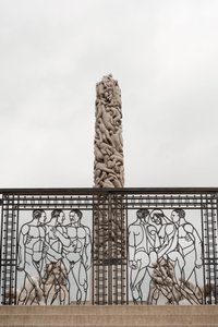 Smedejernsporte "Nøgne mænd" og "People Monolith" lavet af granit i Frogner Park, Oslo, Norge (foto)
