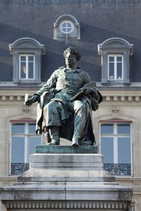 Statue af Alexandre Dumas (1802-1870), fransk forfatter, forfatter til De tre musketerer og greve af Monte Cristo (Monte Cristo), bronzeskulptur af Gustave Dore (1832-1883). Fotografi, KIM Youngtae, Paris. af Gustave Dore