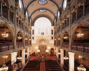 Interiør i synagogen Rue des Tournelles bygget i 1866 - 1867. Arkitekt: Varrollier. Ingeniør: Gustave Eiffel i Paris. af Gustave Eiffel