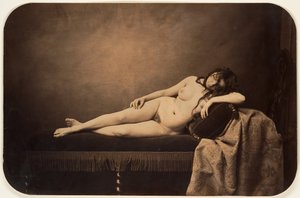 Kvinde nøgen tilbagelænet på en recamier-sofa, ca. 1856.