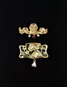 En jugendstil-broche af Gustave-Roger Sandoz og en jugendstil-brocheformet metalsæt med plique en jour og en perledråbe, guldfarvet broche og ædelsten, ca. 1900 (guldfarvede brocher, ædelsten) af Gustave Roger Sandoz