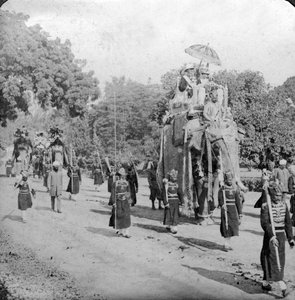 Lord og Lady Harding rider på en elefant, Indien, 1913.