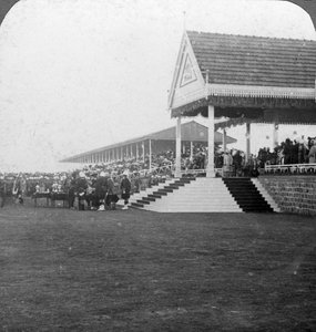 Queen Mary 1867-1953 overrækker præmier ved en militærturnering, Delhi, Indien, begyndelsen af det 20. århundrede.