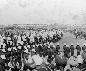 The Imperial Cadet Corps eskorterede deres majestæter ind i Durbar-arenaen, Delhi, Indien, 1903.
