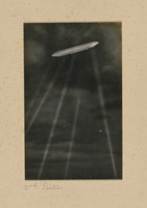 [Nedskydningen af et tysk luftskib over London]. af H. Scott Orr