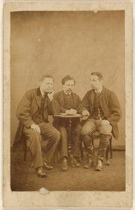 [Tre uidentificerede mænd, siddende]. af H. Tollerton