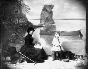Hannah Maynard og en lille pige med sin vogn, 1884 (bw foto)