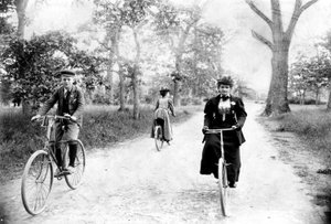 Maynard MacDonald og hans bedstemor, Hannah Maynard, cykler i Beacon Hill Park, Victoria, ca. 1895 (bw foto)