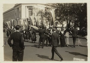 Politiet beslaglægger suffragisters bannere, før de når frem til det amerikanske senat af Harris & Ewing