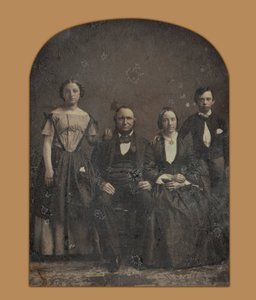 Gruppeportræt af en uidentificeret familie af Harrison and Hill