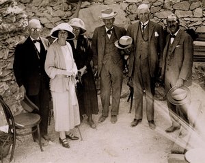 Howard Carter (1873-1939) og en gruppe europæere, der står ved siden af udgravningerne af Tutankhamons grav, Kongernes Dal (gelatinesølvtryk)