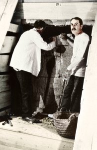 Howard Carter og en kollega udgraver en grav i Kongernes Dal, Egypten, 1922