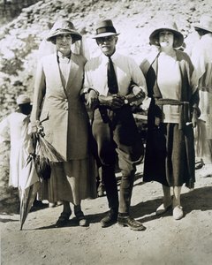 L til R: Lady Somerleyton, oberst Watson Pasha og hon. Lady Alexander ved Tutankhamons grav, Kongernes Dal