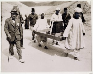 Fjernelse af den forgyldte helligdom fra Tutankhamons grav, Kongernes Dal (gelatine sølvtryk)