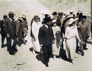 Belgiernes dronning (i midten foran) Lord Allenby (yderst til venstre) og Lady Allenby nærmer sig indgangen til Tutankhamons grav, Kongernes Dal