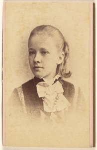 [Uidentificeret ung pige, trykt i vignet-stil]. af Hastings and White and Fisher