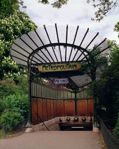 Indgangen til metroen Porte Dauphine, designet af Hector Guimard (1867-1942)