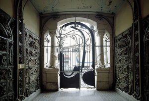 udsigt over indgangsporten til Castel Beranger beliggende på 14, rue de la Fontaine i det 16. arrondissement i Paris (foto) af Hector Guimard