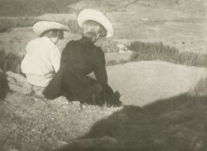 Marker i Birgitz (Hans og Mary siddende), ca. 1908 (gummi bikromat tryk)