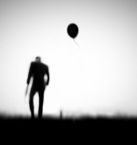 Manden og den drivende ballon af Hengki Lee