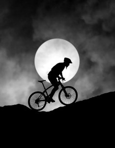 Måneskinnet mountainbiker af Hengki Lee