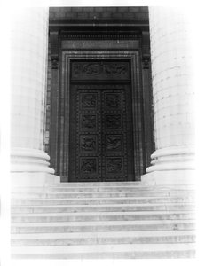 Udsigt over døren til La Madeleine bestående af otte reliefpaneler, der viser dekalogen og scener fra Det Gamle Testamente (bronze) af Henri Joseph Francois de, baron Triqueti
