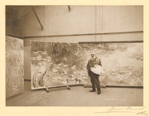 Claude Monet (1840-1926) foran sine malerier 