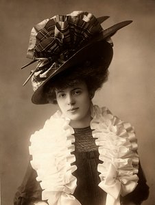 Nærbillede af en ung kvinde i tøj fra begyndelsen af det 20. århundrede af Henri Manuel