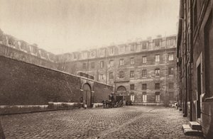 Paris: Cour interieure de St-Lazare, la prison des femmes; Indre domstol i "St-Lazare", kvindefængsel (s/h-foto) af Henri Manuel