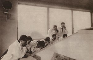 Paris: Pendant une operation, dans un hopital moderne; Operation set fra oven på et hospital (s/h-foto) af Henri Manuel