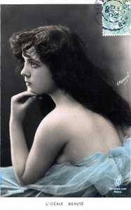 Skønhedsidealet: ung kvinde med langt hår (sandsynligvis danseren Véréna fra Folies Bergères), postkort 1905 (foto)