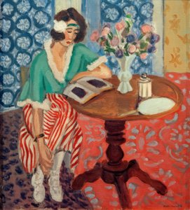 Kvinde læser ved et bord (i grøn, rødstribet kjole) af Henri Matisse