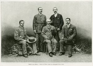 Portræt af Henry Morton Stanley (John Rowlands 1841-1904) omgiver hans officerer fra venstre: Dr. Thomas Heazle Parke (1857-93), Robert H. Nelson, William G. Stairs og Arthur J. M. Jephson. Gravering af Thiriat, til illustration af historien Dans les teneb af Henri Thiriat
