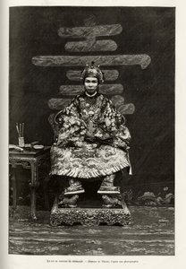 Portræt af kong Dong Khanh (1864-1889) kejser af Annam, i ceremoniel kostume. Gravering af Thiriat, for at illustrere historien "" Trente mois au Tonkin"" af Dr. Charles Edouard Hocquard (1853-1911), i 1885, i Le tour du monde, nouveau journal des voyages