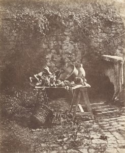 [Stilleben: Kedel, kande og grøntsager på et rullebord].
